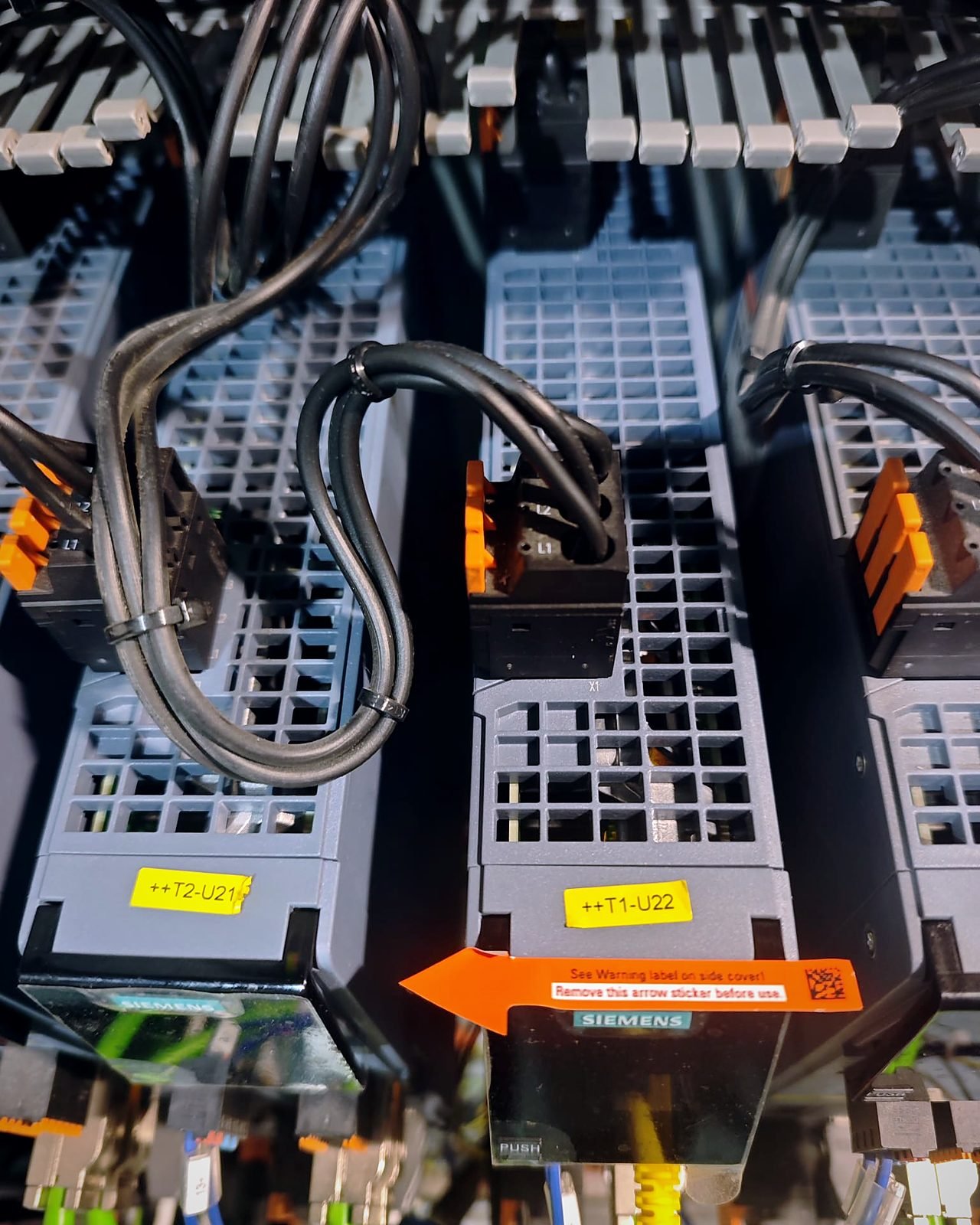 Detalle de variadores de frecuencia en cuadro